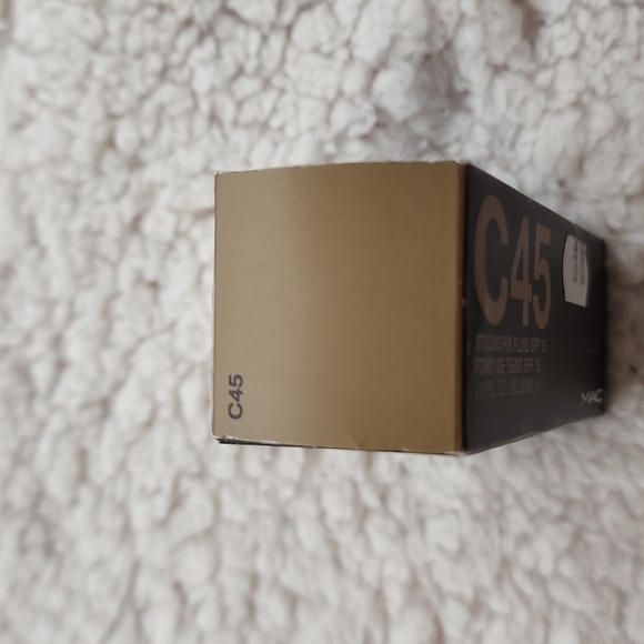 *NEW* MAC Studio Fix Fluid in C45 - Picture 3 of 3